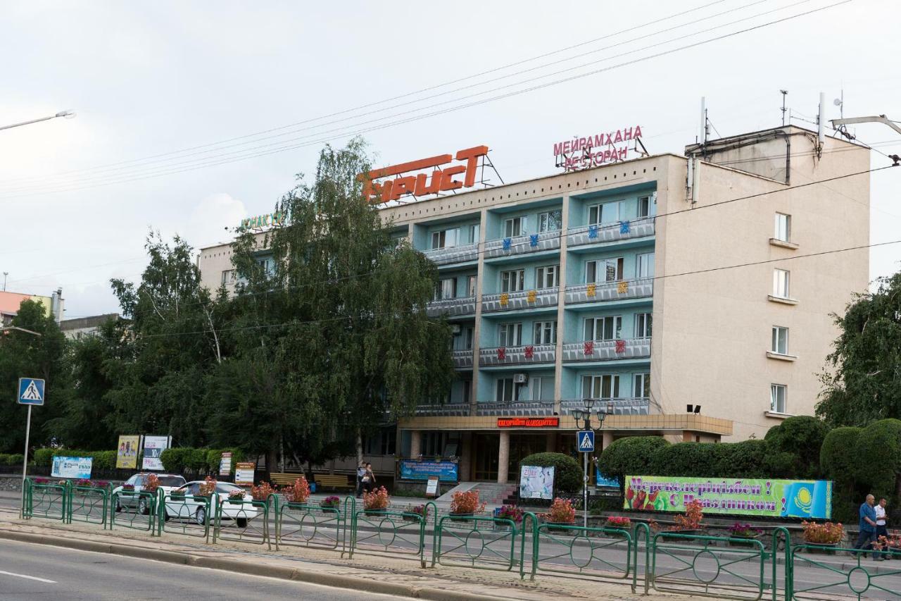 Tourist Hotel Оскемен Екстер'єр фото